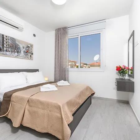 Bay #14 Villa Protarász